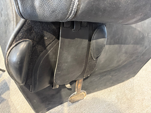 #2218 17.5 Humphries & Swain Jumping Saddle M/W